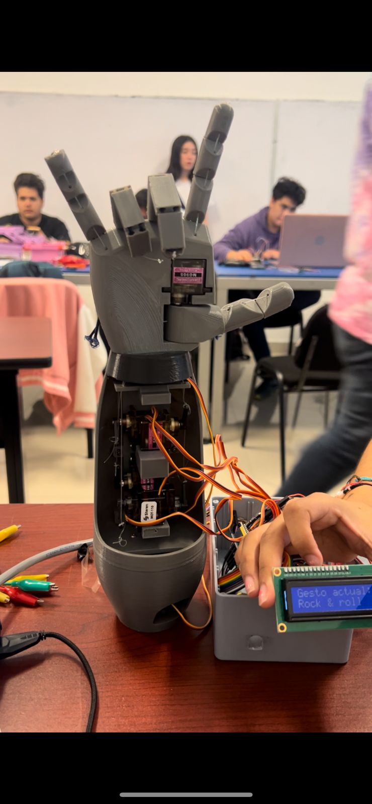 Mano Haptica: Control con Guantes y Servos