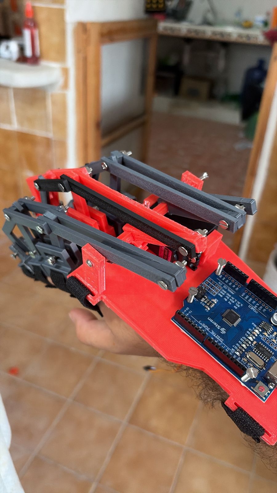 prototipo de dexoesqueleto de mano con fines de rehabilitacion post ictus