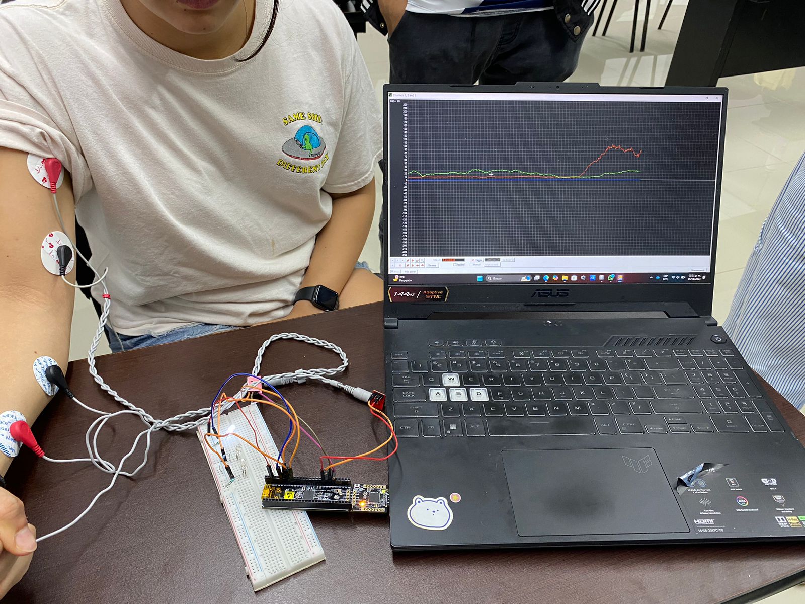 Dispositivo para análisis de fuerza en deportistas de volleyball y análisis de riesgo postural mediante REBA