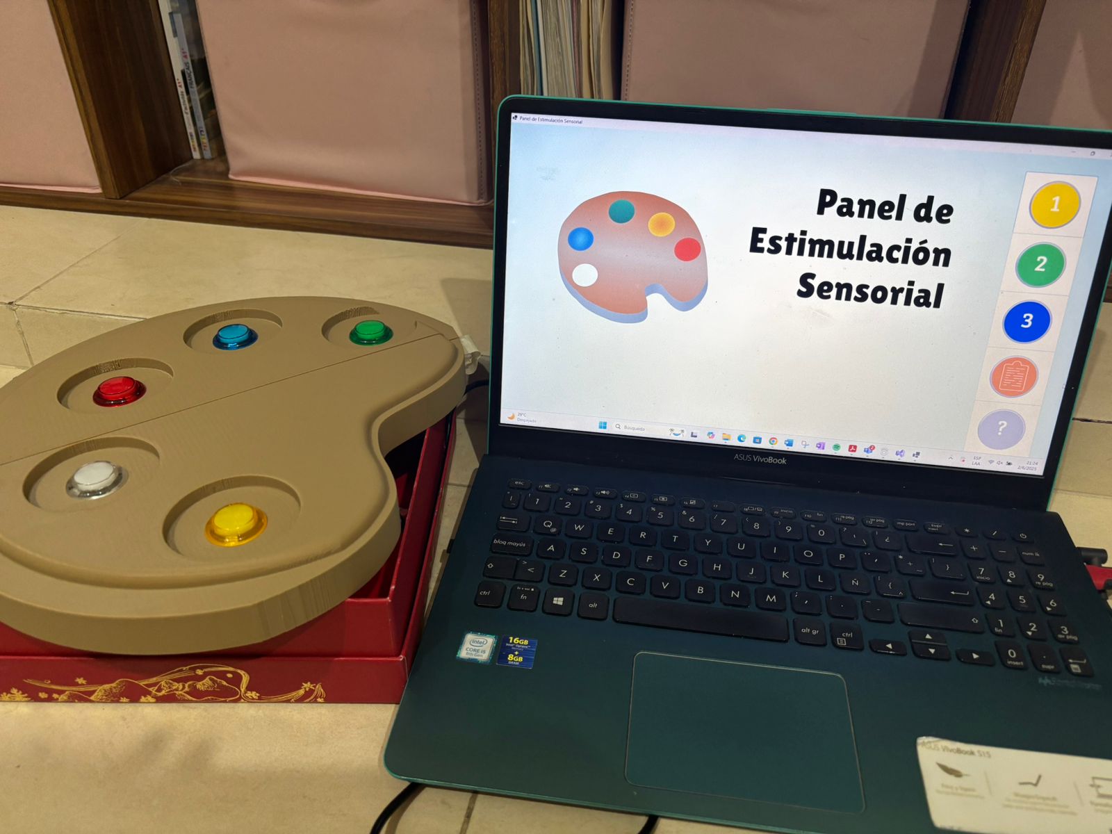 Panel de estimulación sensorial para terapia cognitiva con interfaz de gestión terapéutica