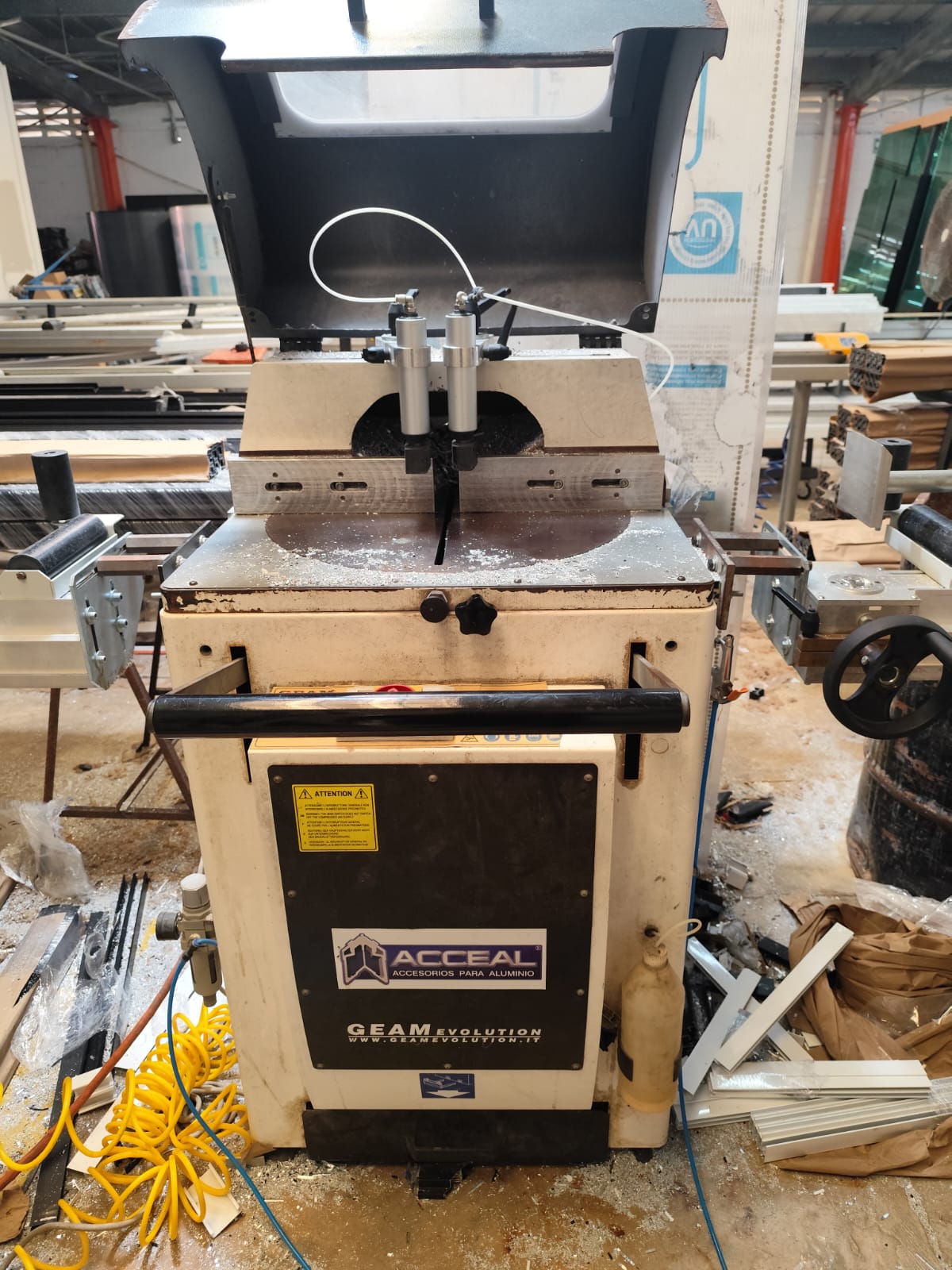 Rehabilitación de una máquina semiautomática con enfoque en seguridad industrial y modernización.