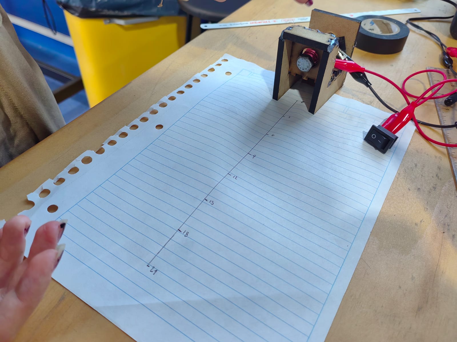 Demostración del campo magnético por medio de un electroimán