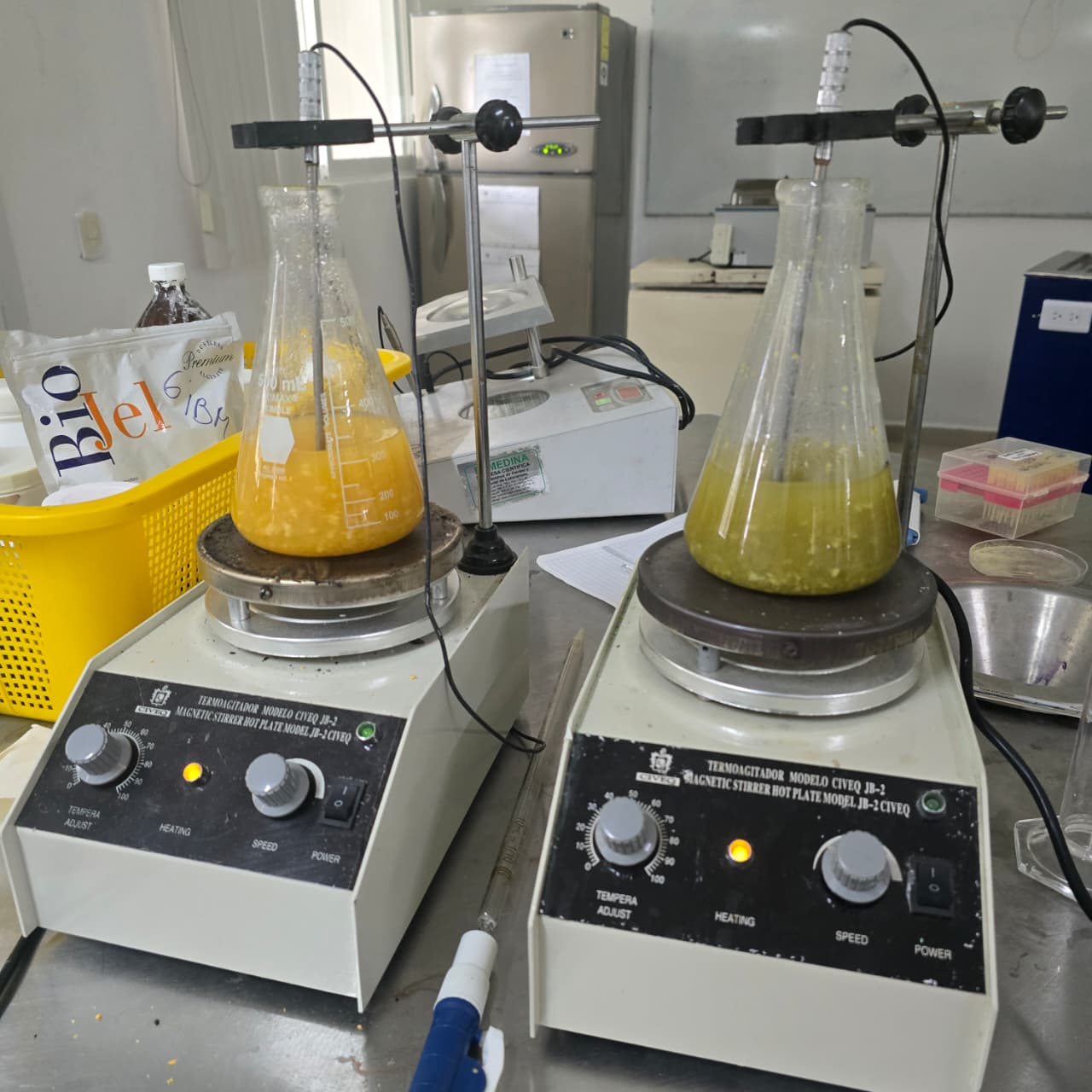 Extracción de compuestos bioactivos de citricos predominantes en Yucatan, naranja dulce (citrus sinensis) y naranja agria (citrus aurantium), con aplicación potencial en biomateriales.