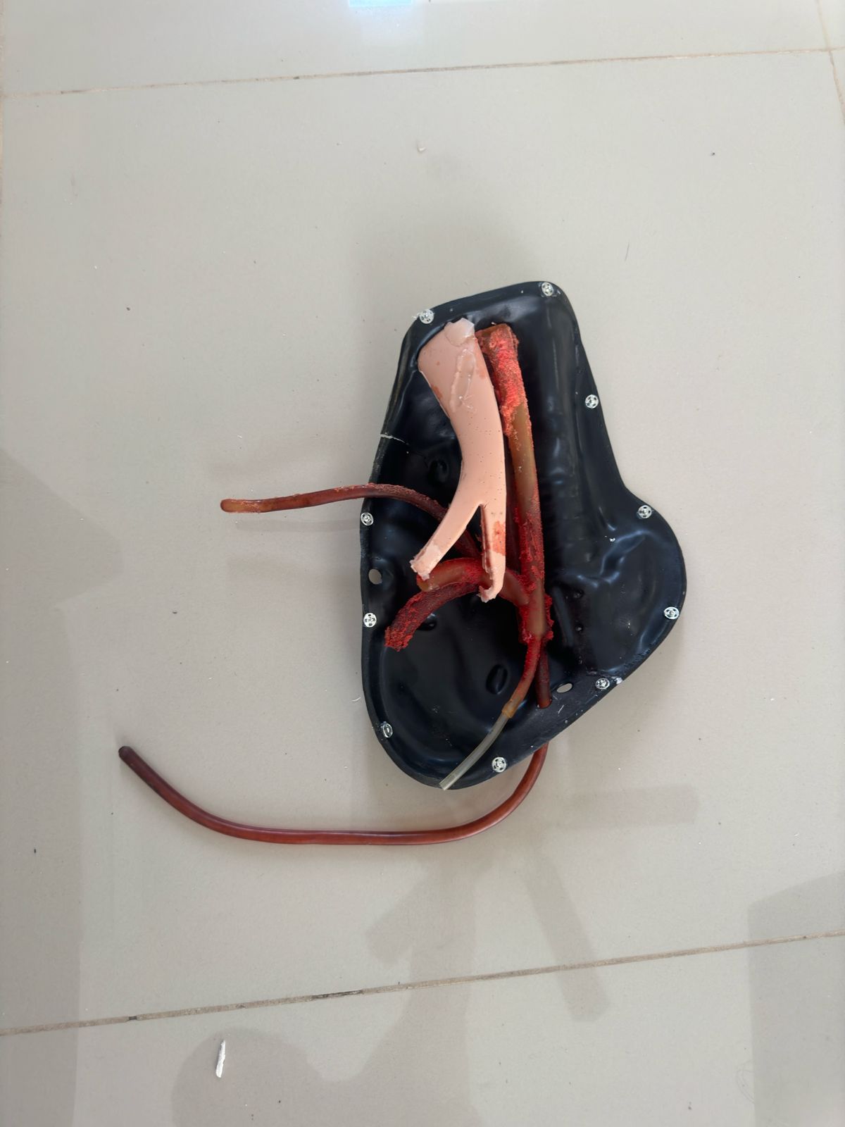 REDISEÑO DE ALMOHADILLA UTILIZADA PARA ENTRENADOR DE CATETERIZACIÓN VENOSA CENTRAL DE ACCESO YUGULAR Y SUBCLAVIO DE LA MARCA LAERDAL.